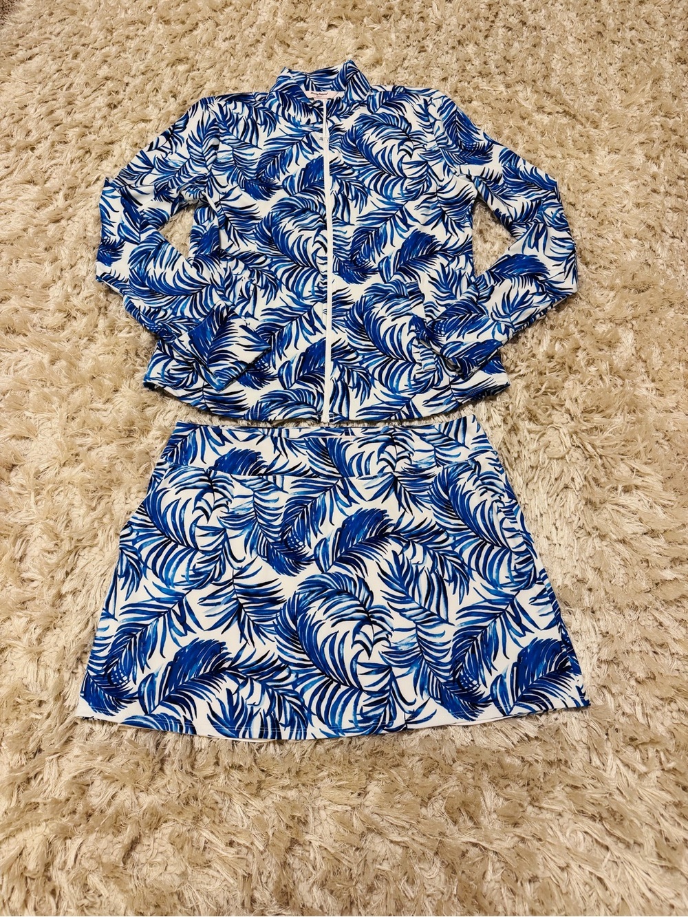 ✨NWOT Ladies Size XL Tommy Bahama Golf Blue and White Leaf Print  2 piece Set✨